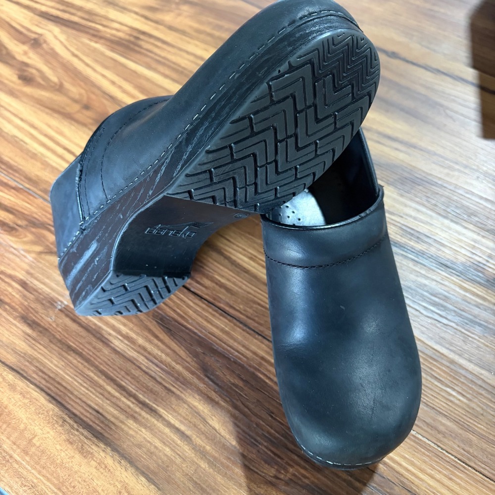 Dansko Professional Black Matte Leather Clogs Womens Size 40 Nursing Work Shoes